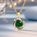 Elegante gouden ketting met een ronde groene edelsteen hanger en diamantaccenten - Groen (Halsketting)