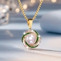 Elegante gouden ketting met witte parelhanger en groen-wit spiraalontwerp in detail - Groen en Wit (Halsketting)