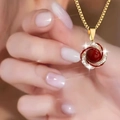 Elegante set met rode parel en emaille spiraal aan gouden ketting in hand - Rood (Ketting)