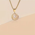 Elegante gouden ketting met een wervelende hanger en een centrale witte parel - Wit (Ketting)