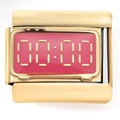 Primer plano de abalorio modular dorado con esmalte rosa y diseño reloj 00:00 - Estilo Reloj Digital Rosa (4243)
