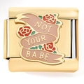 Primer plano de abalorio italiano dorado con texto Not Your Babe y motivo de rosa retro - Estilo Rosa NOT YOUR BABE (4244)