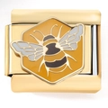 Détail macro du charm bourdon en or 18 carats avec ailes en émail et base alvéolée - Bourdon Doré (4215)