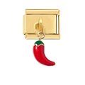 Nahaufnahme des goldenen Armband-Moduls mit einem rot-grünen Emaille-Chili-Anhänger - Gold Rote Chili Stil (4472)