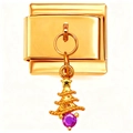 Detaillierte Makroansicht eines goldenen Weihnachtsbaum-Charms mit lila Edelstein - Goldener Weihnachtsbaum Lila CZ (4757)