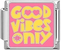 Λεπτομερής μακροεντολή του γυαλιστερού Good Vibes Only charm σε βάση από ανοξείδωτο ατσάλι - GOOD VIBES ONLY(5011)