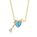 Detail einer goldenen Herz-Halskette mit himmelblauem Edelstein und Schleife - 18K Goldfarbe (Hellhimmelblauer Zirkonia)