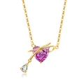 Detail der Goldkette mit lila Herzanhänger, Schleife und weißem tropfenförmigem Stein - 18K Vergoldet (Rosaroter Zirkonia)