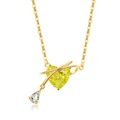 Nahaufnahme einer goldenen Halskette mit gelbem Herz-Edelstein und eleganter Schleife - 18K Goldfarbe (Apfelgrüner Zirkonia)