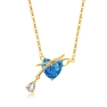 Detail der Goldkette mit blauem Herz-Edelstein und zartem Schleifen-Anhänger-Design - 18K Goldfarbe (Tiefseeblauer Zirkonia)