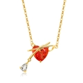 Makroaufnahme der Goldkette mit herzförmigem rotem Edelstein und Schleifendetail - 18K Goldfarbe (Granatroter Zirkonia)