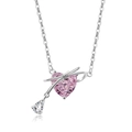 Detailansicht des herzförmigen rosa Steinanhängers mit silberner Verzierung im Makrostil - Platin (Rosa Zirkonia)