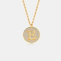 Detail van een gouden ronde hanger met kristallen letter E en een fijne kruisvormige ketting - 925 zilver / 18K Goud (Letter E)