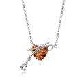 Detailaufnahme des herzförmigen orangefarbenen Zirkonia-Anhängers mit silberner Schleife - Platinfarbe (Champagner-Zirkonia)