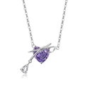 Nahaufnahme einer Silberkette mit einem lila Herzstein und feinem Schleifendetail - Platiniert (Violetter Zirkonia)
