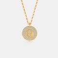 Macro detail van gouden S925 zilveren ketting met kristallen letter Q hanger voor dames - 925 zilver / 18K Goud (Letter Q)