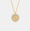 Macro-opname van gouden ketting met ronde hanger letter S en glinsterende zirkoon - 925 zilver / 18K Goud (Letter S)