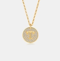 Detailopname van de s925 zilveren goudlaag ketting met kristallen letter T-hanger - 925 zilver / 18K Goud (Letter T)