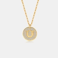 Close-up van een gouden s925 zilveren ketting met een sprankelende letter U hanger met diamanten - 925 zilver / 18K Goud (Letter U)