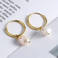 Elegant gold hoop earrings with Baroque freshwater pearls for a minimalist fashion look - 925 Silver / Gold