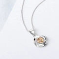 Elegante collar de plata de ley 925 con colgante de circón champán sobre fondo blanco - Champán