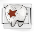 Dettaglio macro dello charm italiano in acciaio inossidabile con dente bianco e stella rossa - Luce stellare dei denti (5313-Toppa a dente bianco grande)