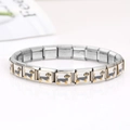 Nahaufnahme eines italienischen Modular-Charm-Armbands mit Dackel-Motiven aus Emaille - Mini Schwarzer Hund (1265)
