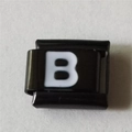 Detail van zwarte roestvrijstalen Italiaanse charm link met witte letter B inleg - Zwart En Wit Letter B (1216)