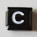 Detail van een Italiaanse modulaire bedel in zwart met een wit geprinte letter C-ontwerp - Zwart En Wit Letter C (1217)