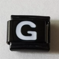 Detailopname van zwart roestvrijstalen Italiaanse armband schakel met witte letter G - Zwart En Wit Letter G (1221)