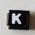 Macro-opname van een Italiaanse bedelarmband schakel met witte letter K op zwarte basis - Zwart En Wit Letter K (1225)