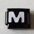 Detailmacro van zwarte emaille Italian Charm schakel met witte letter M op roestvrij staal - Zwart En Wit Letter M (1227)