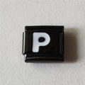 Detail van modulaire roestvrijstalen bedel met witte letter P op zwart emaille decor - Zwart En Wit Letter P (1230)