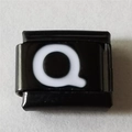 Detail van Italiaanse modulaire armbandlink met witte letter Q op zwart emaille - Zwart En Wit Letter Q (1231)
