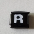 Detail van Italiaanse bedelarmband schakel met witte letter R op zwart edelstaal - Zwart En Wit Letter R (1232)