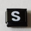 Macro-opname van zwart roestvrijstalen Italiaanse charm met de witte letter S erop - Zwart En Wit Letter S (1233)