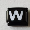 Macro-opname van zwarte roestvrijstalen bedel met witte letter W voor DIY-armbanden - Zwart En Wit Letter W (1237)
