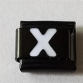 Macro-opname van een zwarte roestvrijstalen modulaire bedel met witte letter X - Zwart En Wit Letter X (1238)
