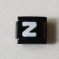Macro-opname van een zwart emaille bedeltje met een wit letter Z-ontwerp erop - Zwart En Wit Letter Z (1240)