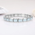 Détail du maillon de bracelet en acier inoxydable avec émail bleu clair et texte gravé - Go crazy go stupid