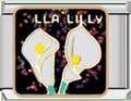 Vista macro di un charm a maglia quadrata con fiori di giglio calla bianchi e smalto nero - Due Gigli Bianchi