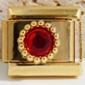 Makroansicht des 18K Gold-Glieds mit rotem Edelstein und Perlenrand für Charm-Armbänder - Gold Rot Zirkonia Perlenrand Stil (2269)