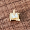 Detail eines 18K Goldmoduls mit quadratischem Kristall und Cousins-Gravur - Gold Quadratisch Graviert Cousins Stil (2270)