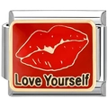 Dettaglio maglia charm italiano con labbra rosse e incisione Love Yourself dorata - Labbra Rosse Love Yourself (2294)