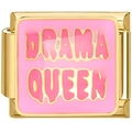 Detail van een gouden modulaire bedel met roze emaille en DRAMA QUEEN tekst voor armbanden - Roze Queen Slogan(2394)