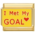 Dettaglio charm italiano dorato con smalto giallo e scritta I Met My Goal incisa - MET MY GOAL Oro (2423)
