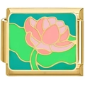 Dettaglio macro di un charm italiano dorato con loto rosa e foglie in smalto colorato - Lotus Gold (2430)