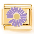 Nahaufnahme eines italienischen Gold-Charms mit violettem und gelbem Gänseblümchen-Motiv - Gold Lilane Blume (2569)