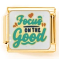 Nahaufnahme des goldenen Edelstahl-Italian-Charm mit Focus On The Good Spruch und Herz-Motiv - Gold Grün FOCUS ON THE GOOD (2573)