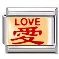 Vue macro d'un lien de bracelet en acier avec LOVE rouge et gravure chinoise d'amour - Base Or Texte Rouge-Love (2611)